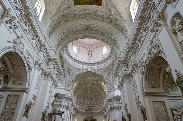 Interior de la iglesia de los Santos Apóstoles Pedro y Pablo, Vilna, Lituania — Foto de Stock