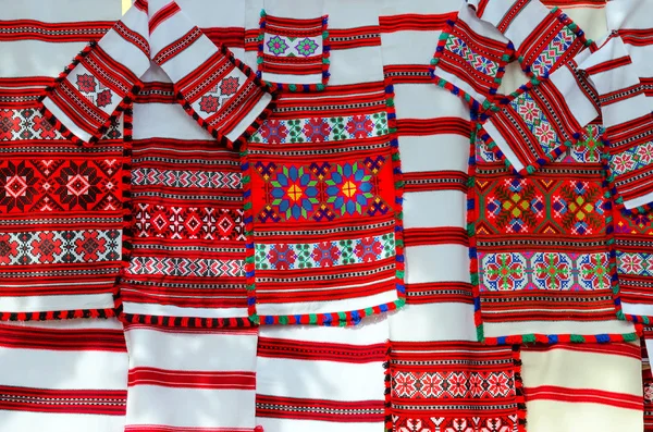 Белорусские тканые полотенца с ярким разноцветным геометрическим рисунком — стоковое фото
