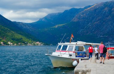 Turist ziyaret Virgin Island (Gospa od Skrpela Adası), kayalıkta Körfezi Kotor, Karadağ