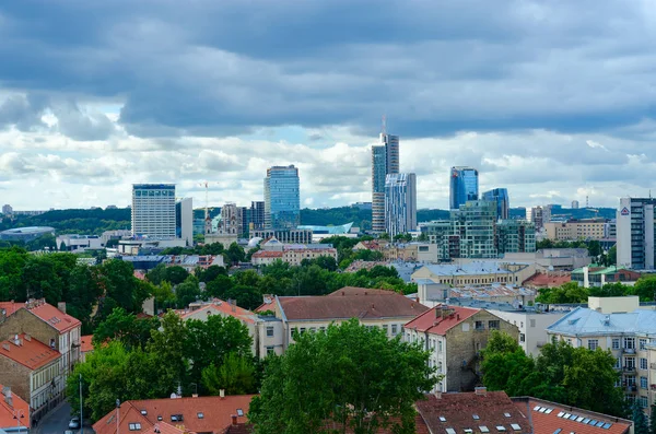 Pohled z rozhlednou zvonička na výškové budovy a červené Taškové střechy ve starém městě, Vilnius, Litva — Stock fotografie