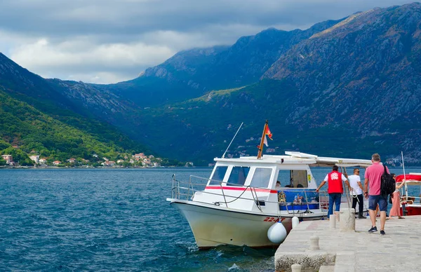 Los turistas visitan la isla de la Virgen en el arrecife (Gospa od Skrpela Island), Bahía de Kotor, Montenegro —  Fotos de Stock