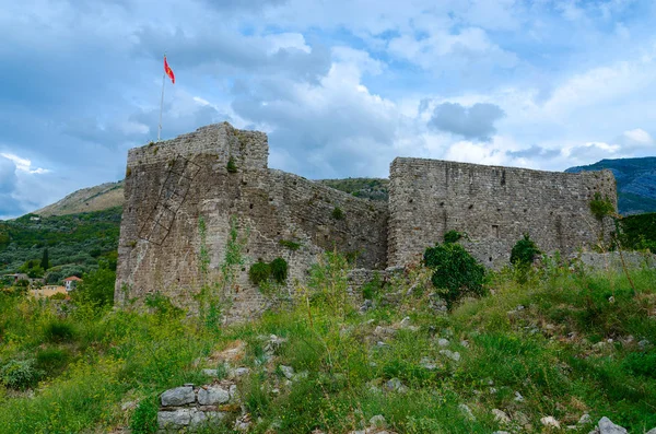 Las paredes de la ciudadela con vistas a las montañas, Old Bar, Montenegro — Foto de Stock