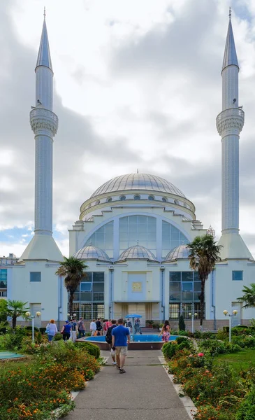 Grupp av turister ligger nära Abu Bekr moskén (stora moskén), Shkodër, Albanien — Stockfoto