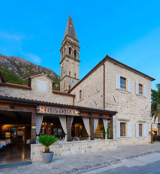 Restaurangen på havet i populära semesterorten Perast, Montenegro — Stockfoto