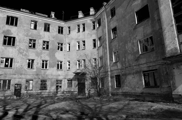 Antigua casa abandonada, imagen en blanco y negro — Foto de Stock