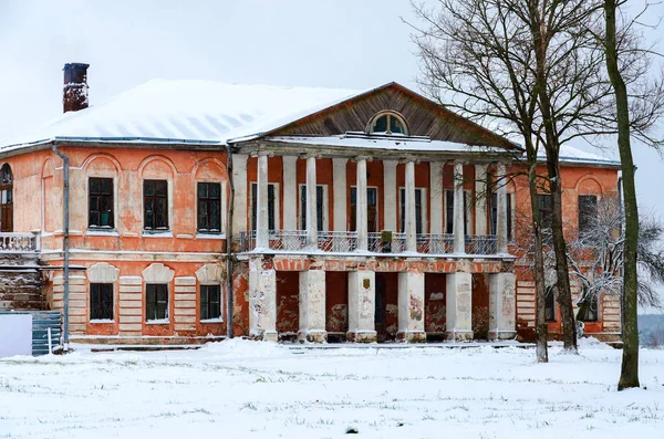 Casa di feudo abbandonata di Chaletsky e Voynich-Senkozheskiy in villaggio di Khalch, Belarus — Foto Stock
