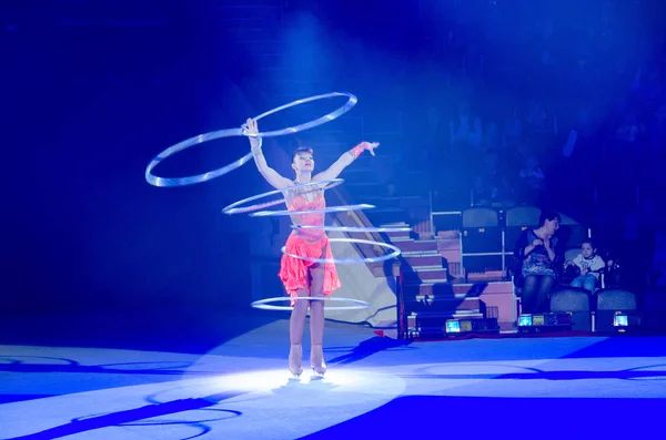 Circo de Moscú sobre hielo de gira. Juego con hula hoops — Foto de Stock