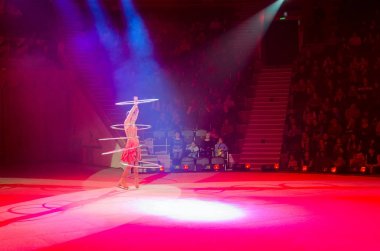 Moskova sirk tur buzda. Oyuncu topluluğu, numara oyun hula hoops ile sunuyor.