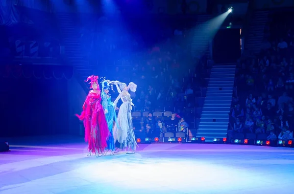 Московский цирк на льду на гастролях. Три элемента (катание на ходулях ) — стоковое фото