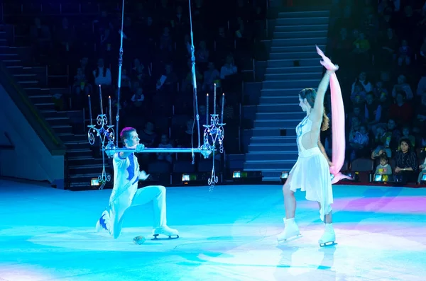 Tours van Moskou Circus op Ice. "Adagio" (luchtfoto gymnasten op mat trapeze) Victoria en Oleg Alexandrov — Stockfoto