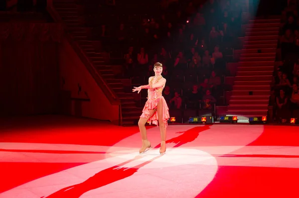 Moscow Circus on Ice in tour. Gioco con hula hoops — Foto Stock