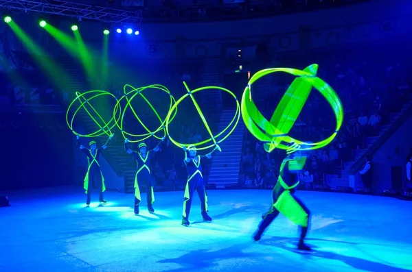 Moskauer Zirkus on Ice auf Tour. Jonglieren mit voluminösen geometrischen Figuren unter der Leitung von Alexander Poljakow — Stockfoto