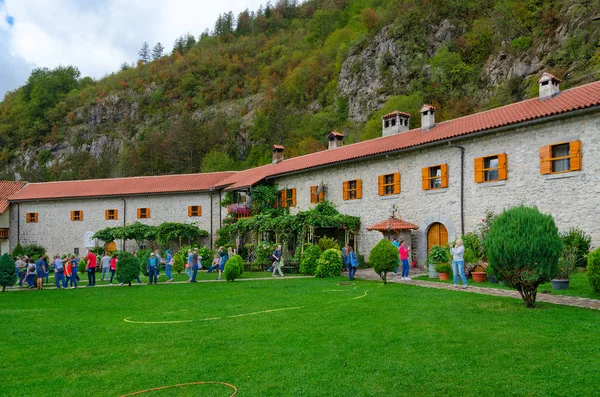 Туристы посещают знаменитый монастырь Морача, Черногория — стоковое фото