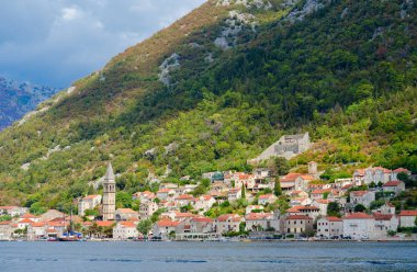 Deniz güzel görünümünden Perast resort kasaba, Kotor Koyu'ndaki, Karadağ için