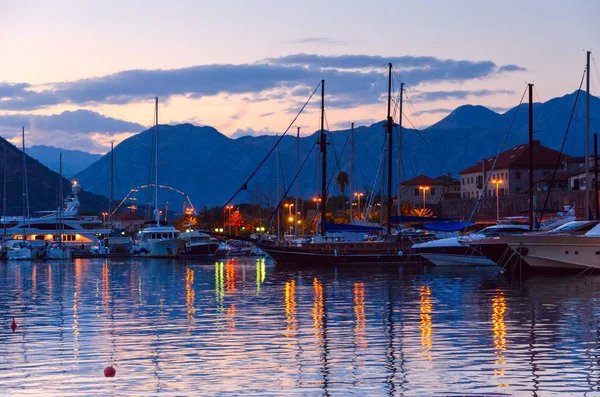 Widok piękny wieczór Kotor i Zatoka Kotor, Czarnogóra — Zdjęcie stockowe