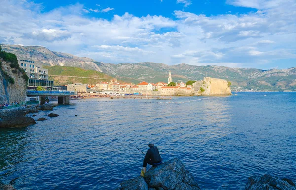 Horgász ül, sziklák, háttér, Old Town, Budva, Montenegro — Stock Fotó