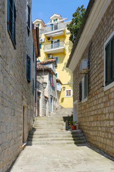 Enge straße in der altstadt von herceg novi, montenegro — Stockfoto