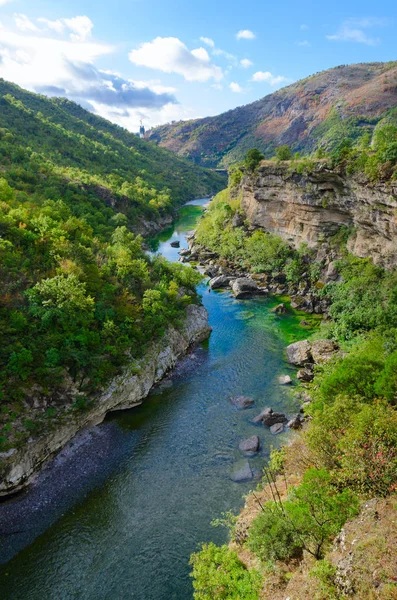 Schlucht des Flusses Moraca, bergige Landschaft, Montenegro — Stockfoto