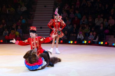 Moskova sirk tur buzda. Natalia ve Yuri Alexandrov bir liderlik altında eğitimli ayılar