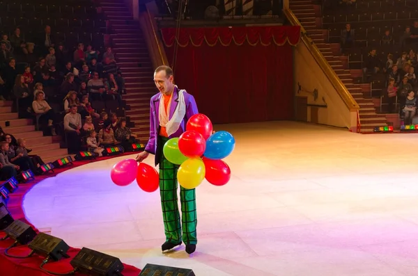 Cirque de Moscou sur glace en tournée. Clown avec des ballons sur l'arène — Photo