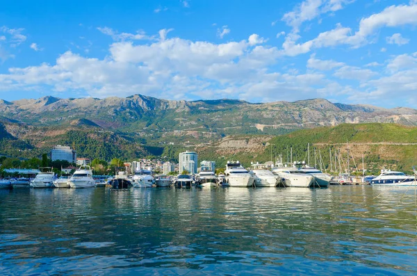 Łodzie i jachty na molo przy promenadzie w miejscowości Budva, Czarnogóra — Zdjęcie stockowe