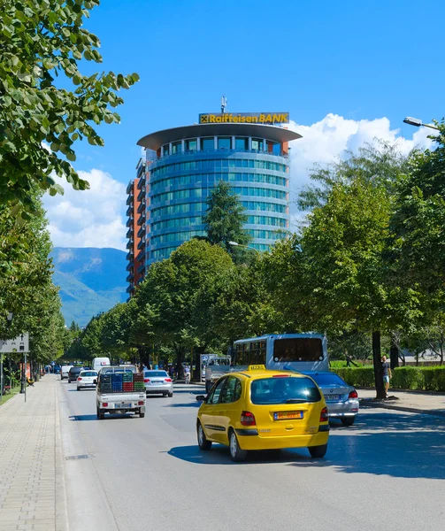 Taxi op straat (op de achtergrond - Raiffeisen Bank gebouw), Tirana, Albanië — Stockfoto