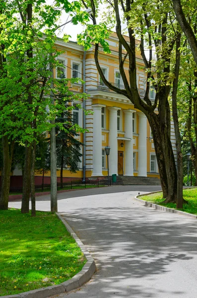 Palace kormányzó Xviii század parkban a hősök a honvédő háború 1812, palace kormányzó-Xviii században, Marupe, Lettország — Stock Fotó