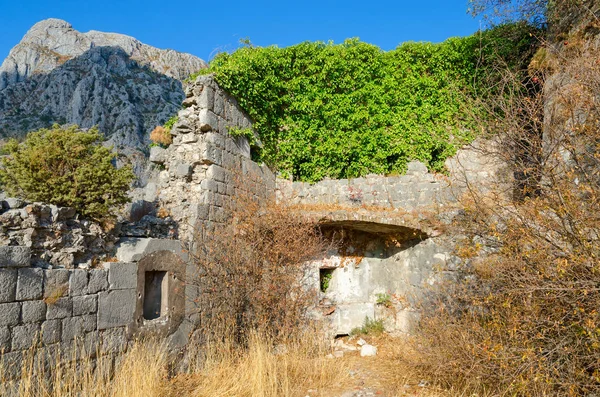 Ruinas de la antigua fortaleza sobre la ciudad de Kotor, Montenegro —  Fotos de Stock