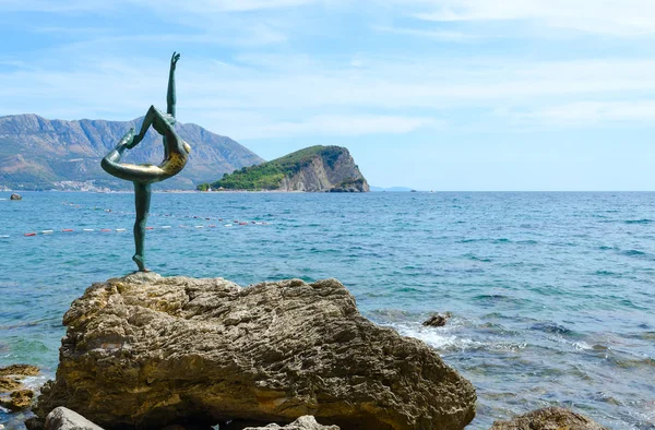 Bailarina de Escultura (Bailarina de Budva) con telón de fondo de Sveti Nikola, Budva, Montenegro —  Fotos de Stock