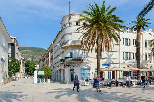 ティヴァト、モンテネグロの人気のあるリゾート町の元帥チトーのプロムナード — ストック写真