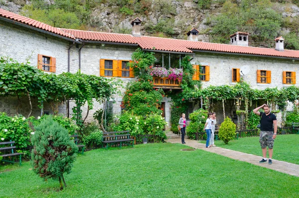 Туристы посещают знаменитый Монастырь Морача в горной местности, Черногория — стоковое фото