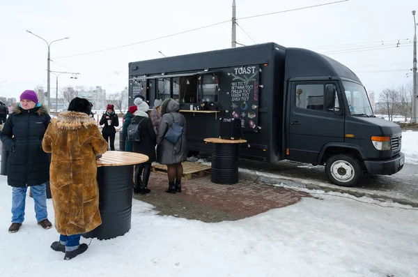 Mobil kafe Shrovetide kutlama, Gomel, Beyaz Rusya sırasında sokakta — Stok fotoğraf
