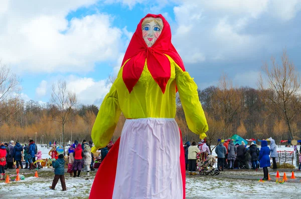 Boneca Shrovetide para queimar em vestido multicolorido brilhante, Gomel, Bielorrússia — Fotografia de Stock