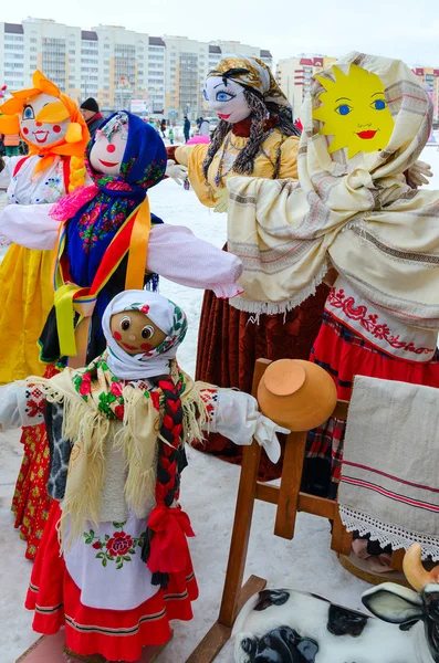 Bonecas Shrovetide em festividades Shrovetide ao ar livre, Gomel, Bielorrússia — Fotografia de Stock