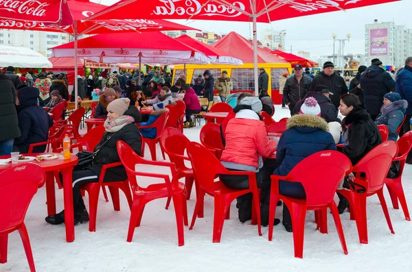 Люди празднуют Масленицу. Открытое кафе и торговые палатки, Гомель, Беларусь — стоковое фото