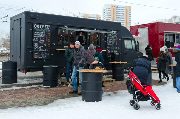 Menschen stehen während der Fastnachtsfeier in der Nähe eines mobilen Cafés auf der Straße, Gomel, Weißrussland — Stockfoto