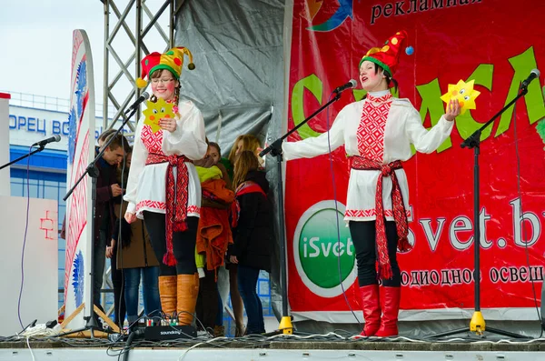 Lányok vezető koncert van a színpad alatti farsangi búcsúztatás, Gomel, Belorusszia — Stock Fotó