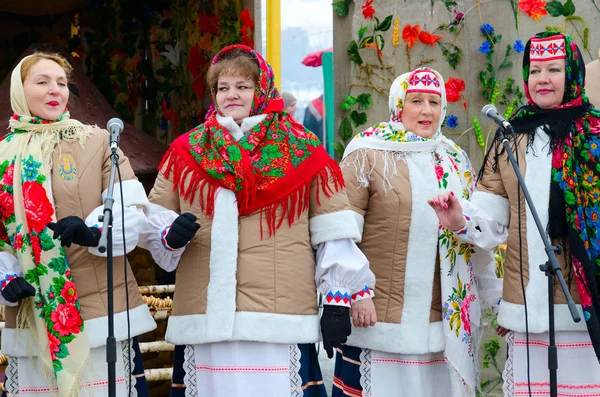 Realização de coletivo criativo durante festividades de Shrovetide, Gomel, Bielorrússia — Fotografia de Stock