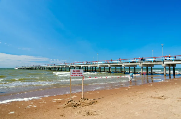 Strand am berühmten langen Pier in Palanga, Litauen — Stockfoto