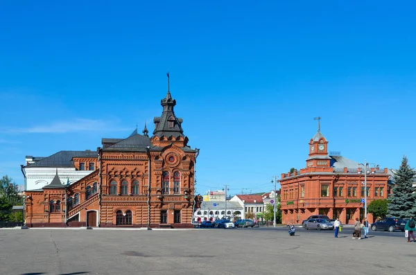 Budynki dawnej miejskiej i oszczędności Bank Rosji na Sobornaya Square, Vladimir, złoty pierścień Rosji — Zdjęcie stockowe