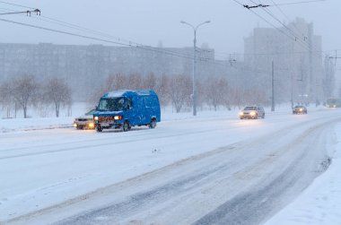Şehirde yoğun kar yağışı. Şehir sokak arabalar