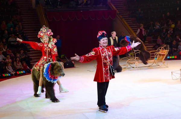 Circo de Moscú en el hielo de gira. Osos entrenados bajo el liderazgo de Natalia y Yuri Alexandrov en la arena — Foto de Stock