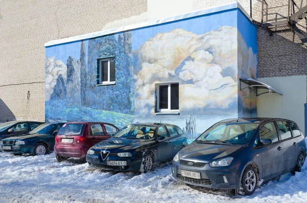 Parking in city courtyard. Graffiti with picture of landscape on wall of house, Gomel, Belarus — Stock Photo, Image