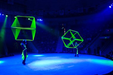Moskova sirk tur buzda. Alexander Polyakov bir liderlik altında hacimli geometrik figürler ile hokkabazlık