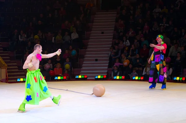 Actuación del grupo de payasos del Circo de Moscú en el hielo en gira —  Fotos de Stock