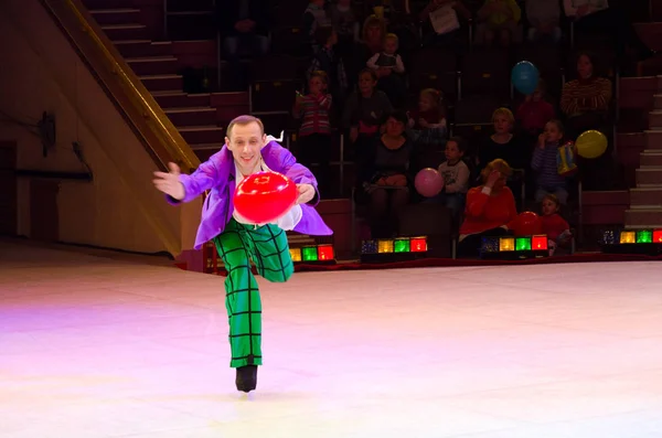 Circus van Moskou op ijs op tour. Clown met ballon op arena in beweging voor publiek — Stockfoto