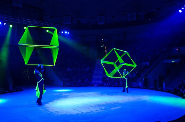 Circo de Moscú en el hielo de gira. Jugando con voluminosas figuras geométricas bajo el liderazgo de Alexander Polyakov —  Fotos de Stock
