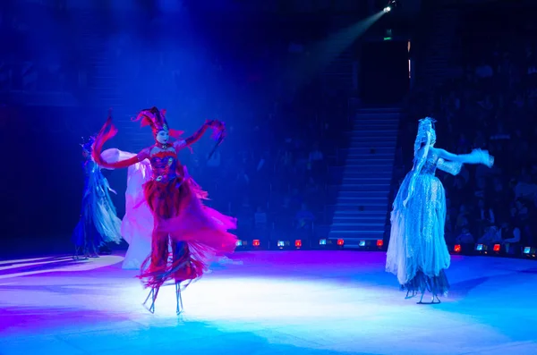 Moskova sirk tur buzda. Ö. Abramova yönetimi altında üç unsur (stilts üzerinde sürme) — Stok fotoğraf