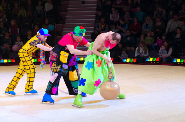 Выступление клоунской группы Московского цирка на льду на гастролях
