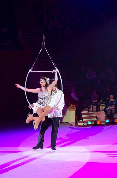 Tur Moskova sirk buz üzerinde. Julia Piterova ve Anton Kononenko hava jimnastikçiler halka — Stok fotoğraf